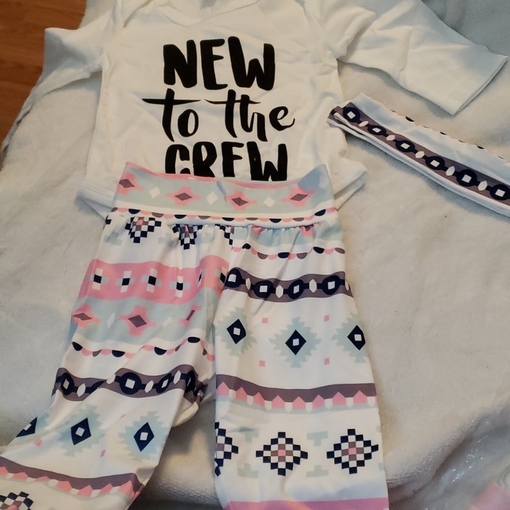 Newborn girl outfit.          3